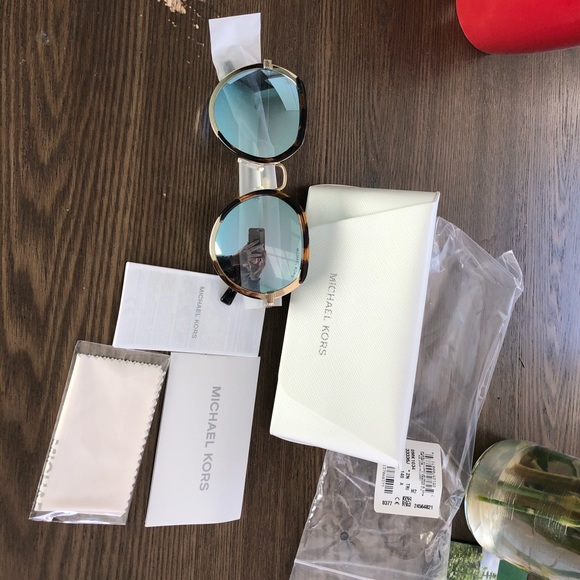 Michael kors sunglasses - Picture 2 of 3